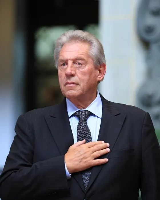 John C. Maxwell con la mano en el pecho